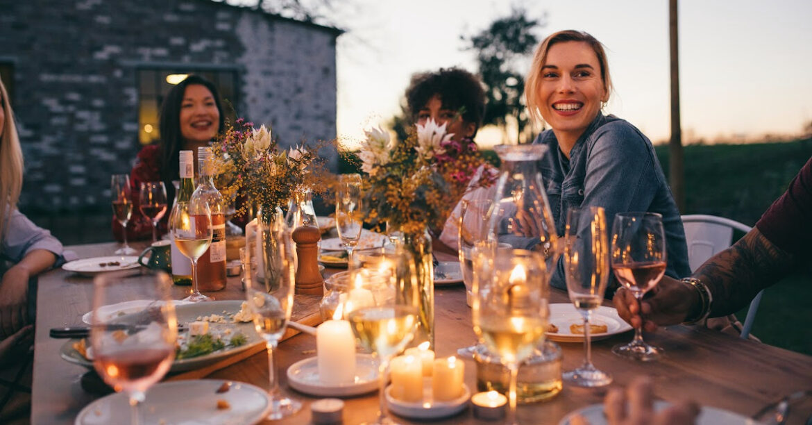 Des amis profitent d'un diner alfresco convivial